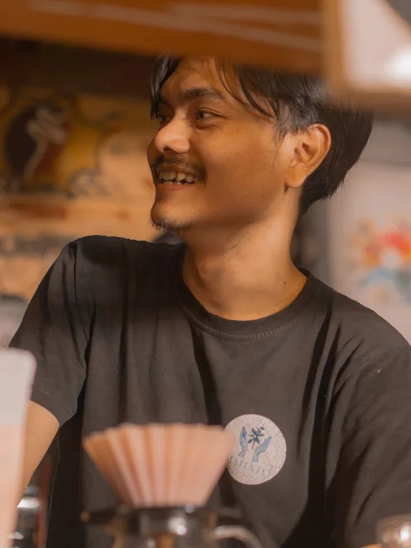 Barista sebuah kedai kopi di Indonesia sedang menyeduh kopi